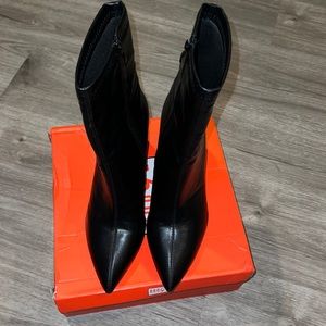 Size 12 women’s blocked Hill boot